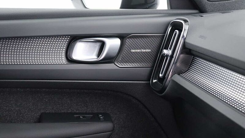 Volvo XC40 B3 (P) Black Edition Ultra (Sunroof, Pilot Assist, BLIS, Heated Seats)