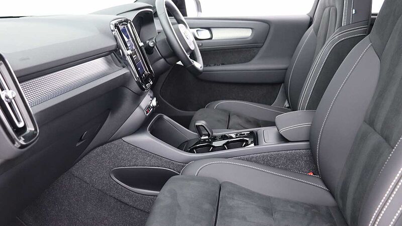 Volvo XC40 B3 (P) Black Edition Ultra (Sunroof, Pilot Assist, BLIS, Heated Seats)