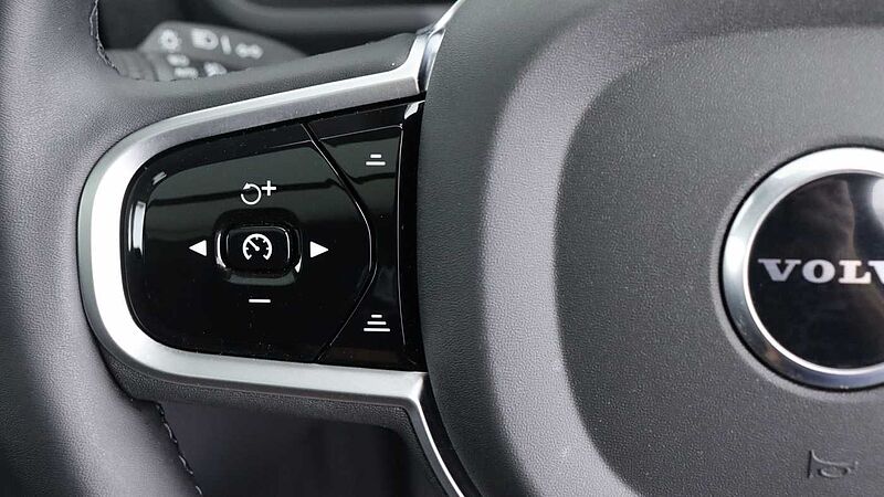 Volvo XC90 T8 PHEV AWD Ultra Dark (Sunroof, Seat Massage, 22' Alloys, Pilot Assist)