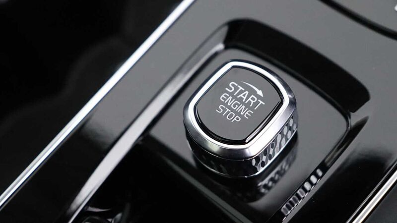 Volvo XC90 T8 PHEV AWD Ultra Dark (Sunroof, Seat Massage, 22' Alloys, Pilot Assist)