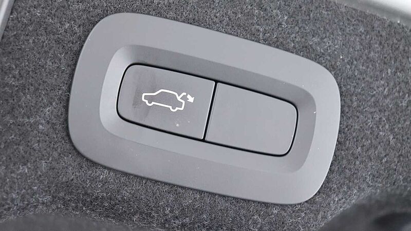 Volvo S90 D4 R-Design Auto (Winter Pack, Rear Camera, Heated Seats, Pilot Assist)