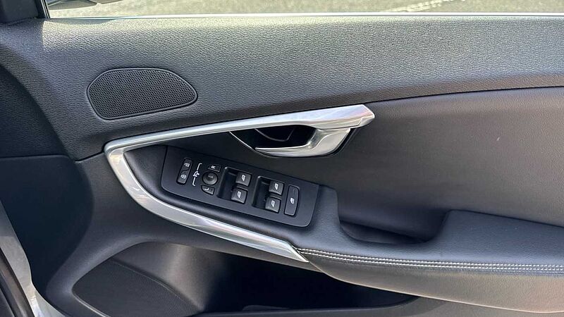 Volvo V40 D2 [122] R DESIGN Edition 5dr Diesel Hatchback