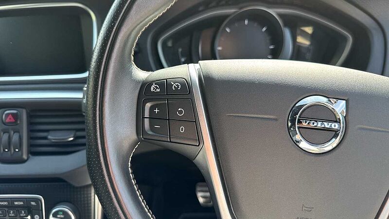 Volvo V40 D2 [122] R DESIGN Edition 5dr Diesel Hatchback