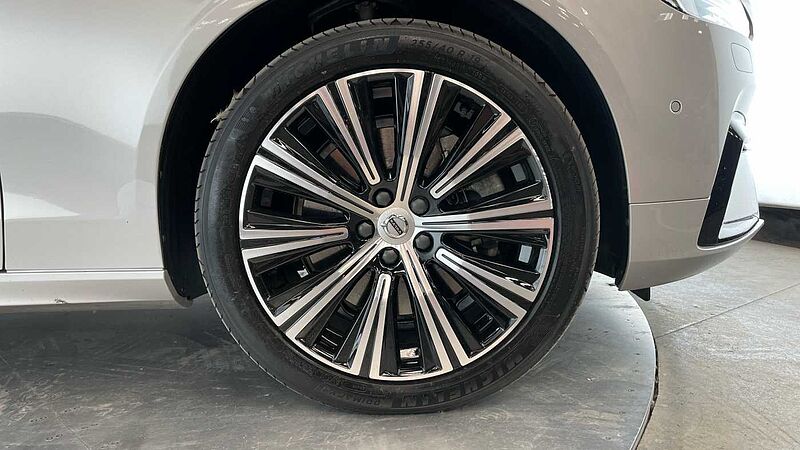 Volvo S90 Recharge Ultimate, T8 AWD plug-in hybrid, Electric/Petrol, Dark