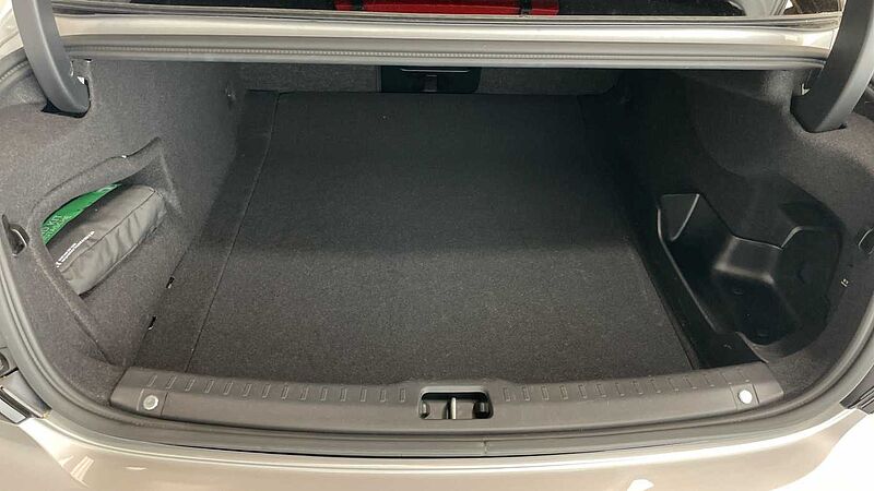 Volvo S90 Recharge Ultimate, T8 AWD plug-in hybrid, Electric/Petrol, Dark
