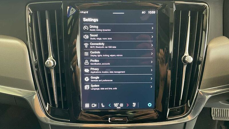 Volvo S90 Recharge Ultimate, T8 AWD plug-in hybrid, Electric/Petrol, Dark