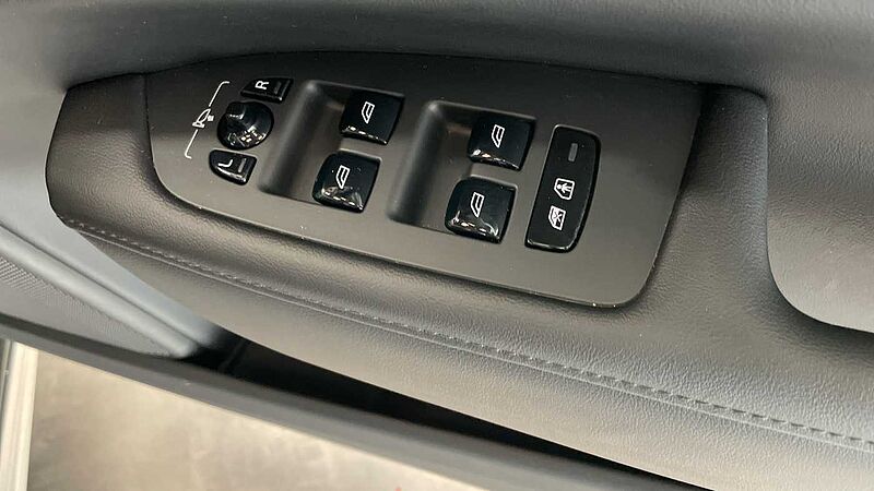 Volvo S90 Recharge Ultimate, T8 AWD plug-in hybrid, Electric/Petrol, Dark