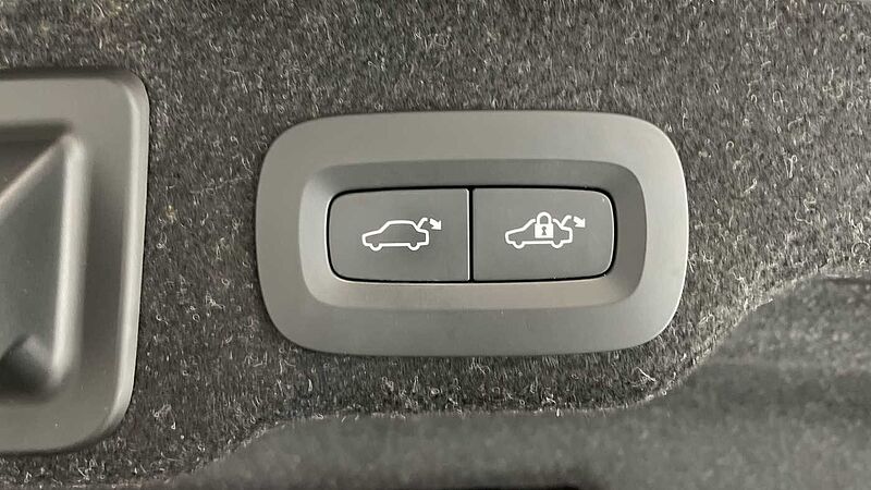 Volvo S90 Recharge Ultimate, T8 AWD plug-in hybrid, Electric/Petrol, Dark