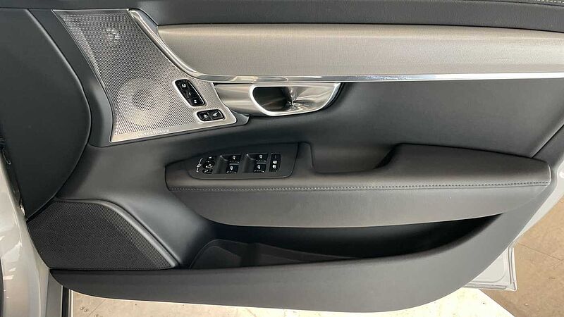 Volvo S90 Recharge Ultimate, T8 AWD plug-in hybrid, Electric/Petrol, Dark