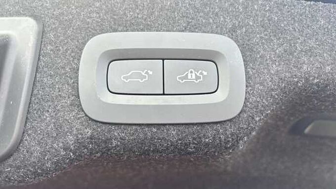 Volvo S90 Recharge R-Design, T8 AWD plug-in hybrid