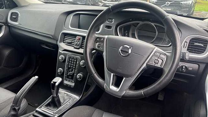 Volvo V40 T2 Momentum Manual