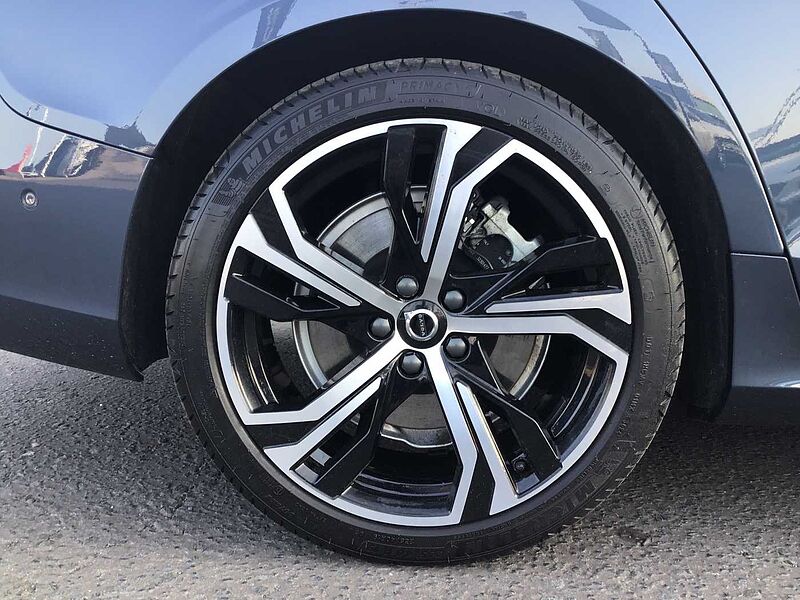 Volvo V60 Ultra, T8 AWD Plug-in hybrid, Electric/Petrol, Dark