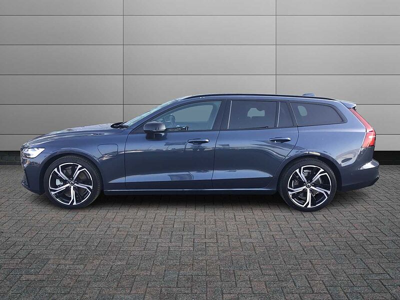Volvo V60 Ultra, T8 AWD Plug-in hybrid, Electric/Petrol, Dark