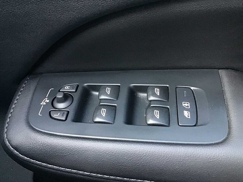 Volvo V60 Ultra, T8 AWD Plug-in hybrid, Electric/Petrol, Dark