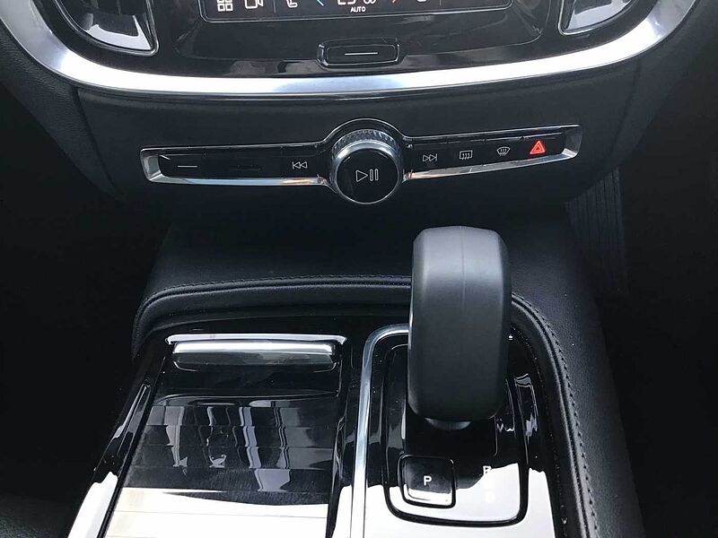 Volvo V60 Ultra, T8 AWD Plug-in hybrid, Electric/Petrol, Dark