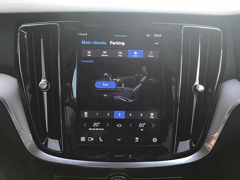 Volvo V60 Ultra, T8 AWD Plug-in hybrid, Electric/Petrol, Dark