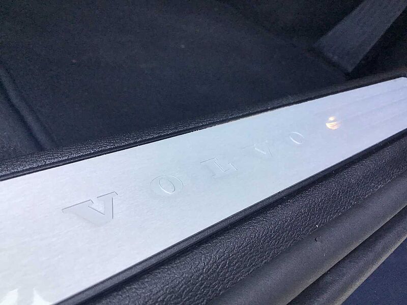 Volvo V60 Ultra, T8 AWD Plug-in hybrid, Electric/Petrol, Dark