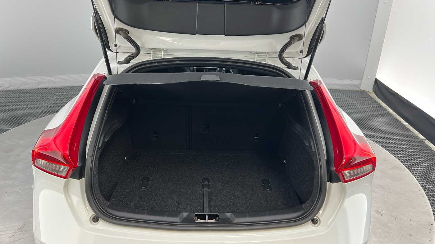 Volvo V40 T2 R-Design Pro Manual (POWER SEAT, FRONT PARK ASSIST)