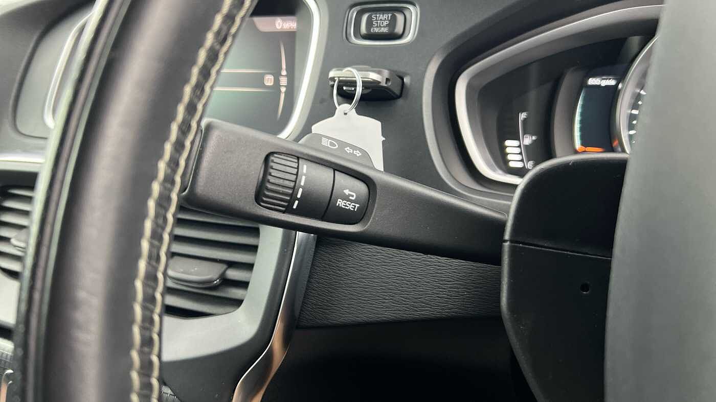 Volvo V40 T2 R-Design Pro Manual (POWER SEAT, FRONT PARK ASSIST)