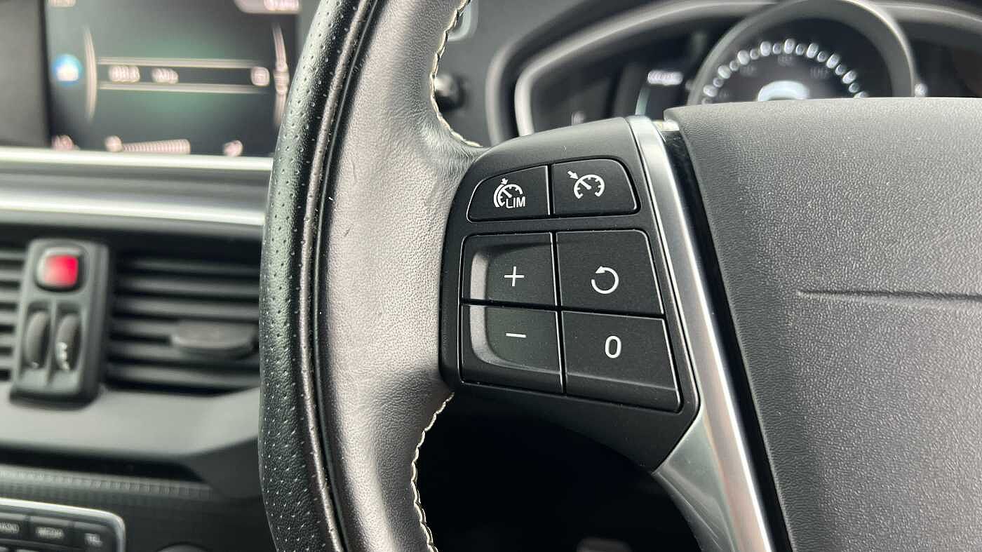 Volvo V40 T2 R-Design Pro Manual (POWER SEAT, FRONT PARK ASSIST)