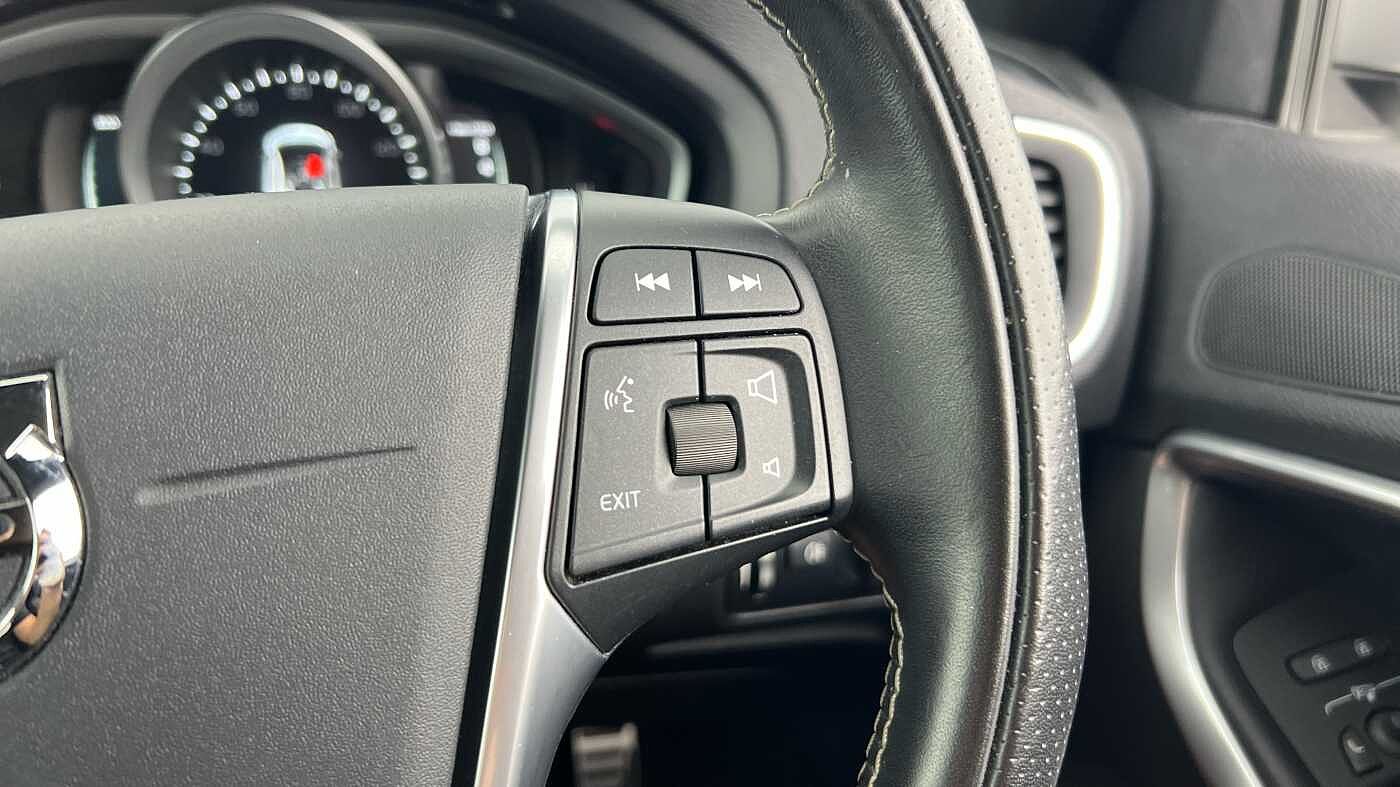 Volvo V40 T2 R-Design Pro Manual (POWER SEAT, FRONT PARK ASSIST)
