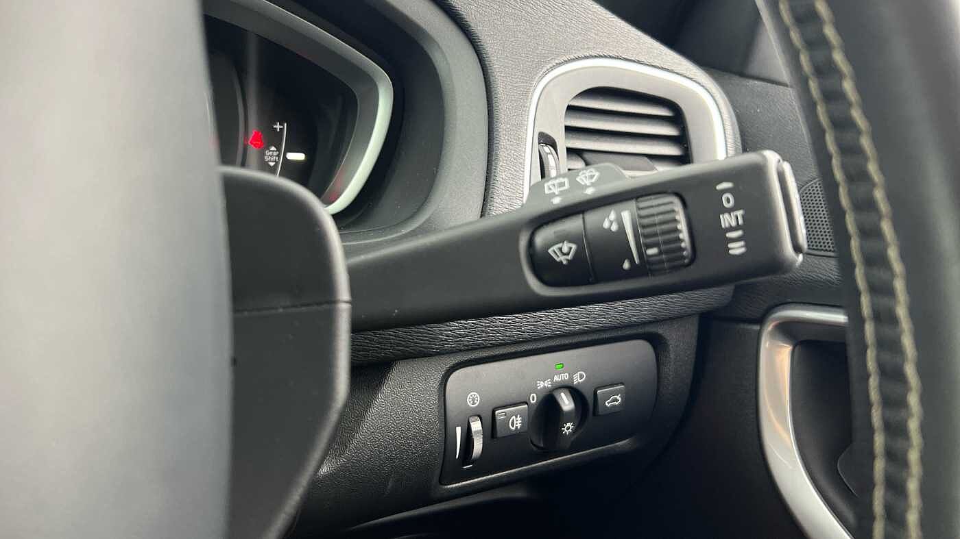 Volvo V40 T2 R-Design Pro Manual (POWER SEAT, FRONT PARK ASSIST)