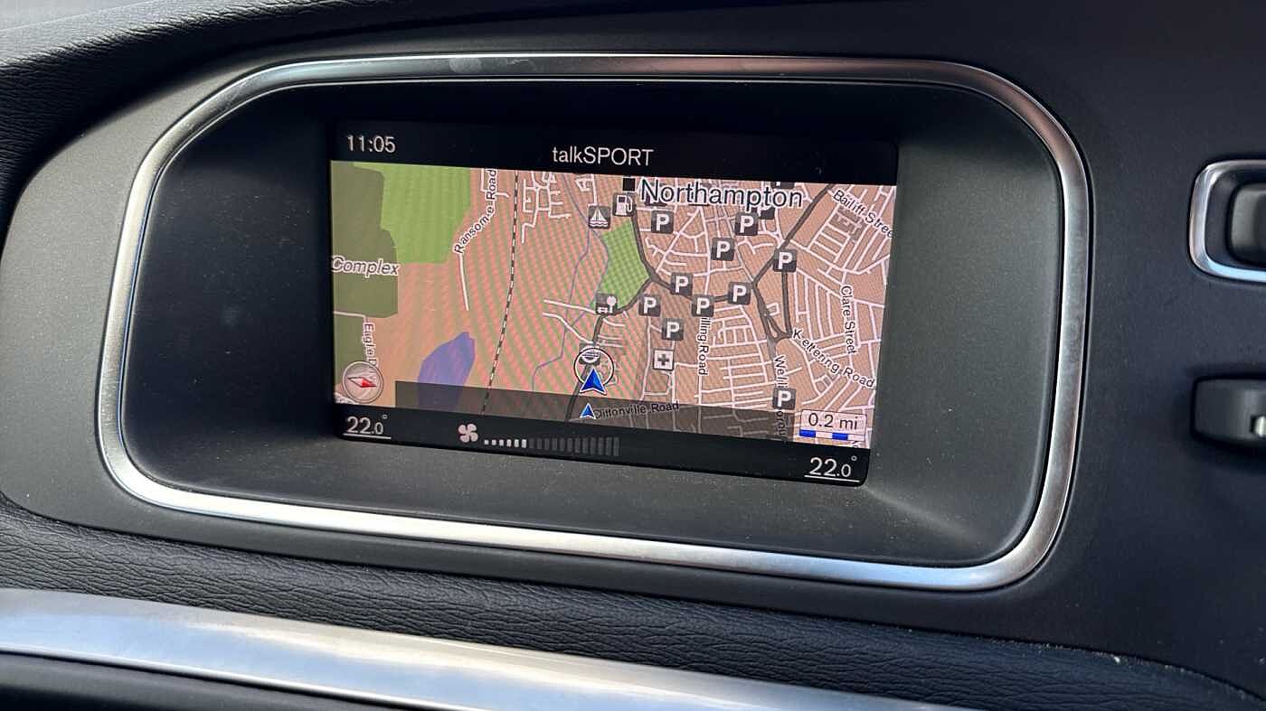 Volvo V40 T3 R-Design Pro Automatic (LOW MILEAGE, REAR CAMERA, FRONT PARK ASSIST)