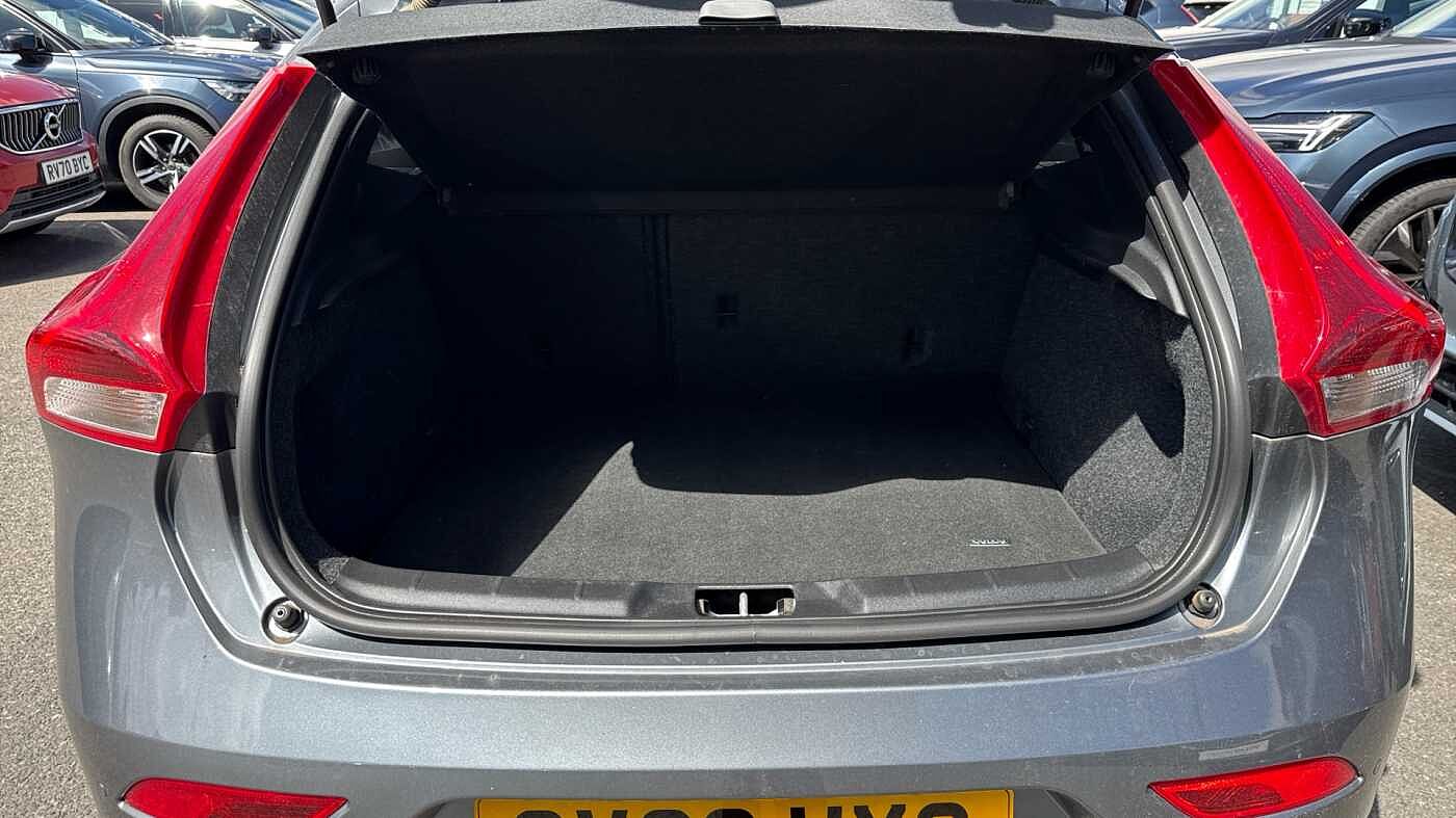 Volvo V40 T3 R-Design Pro Automatic (LOW MILEAGE, REAR CAMERA, FRONT PARK ASSIST)