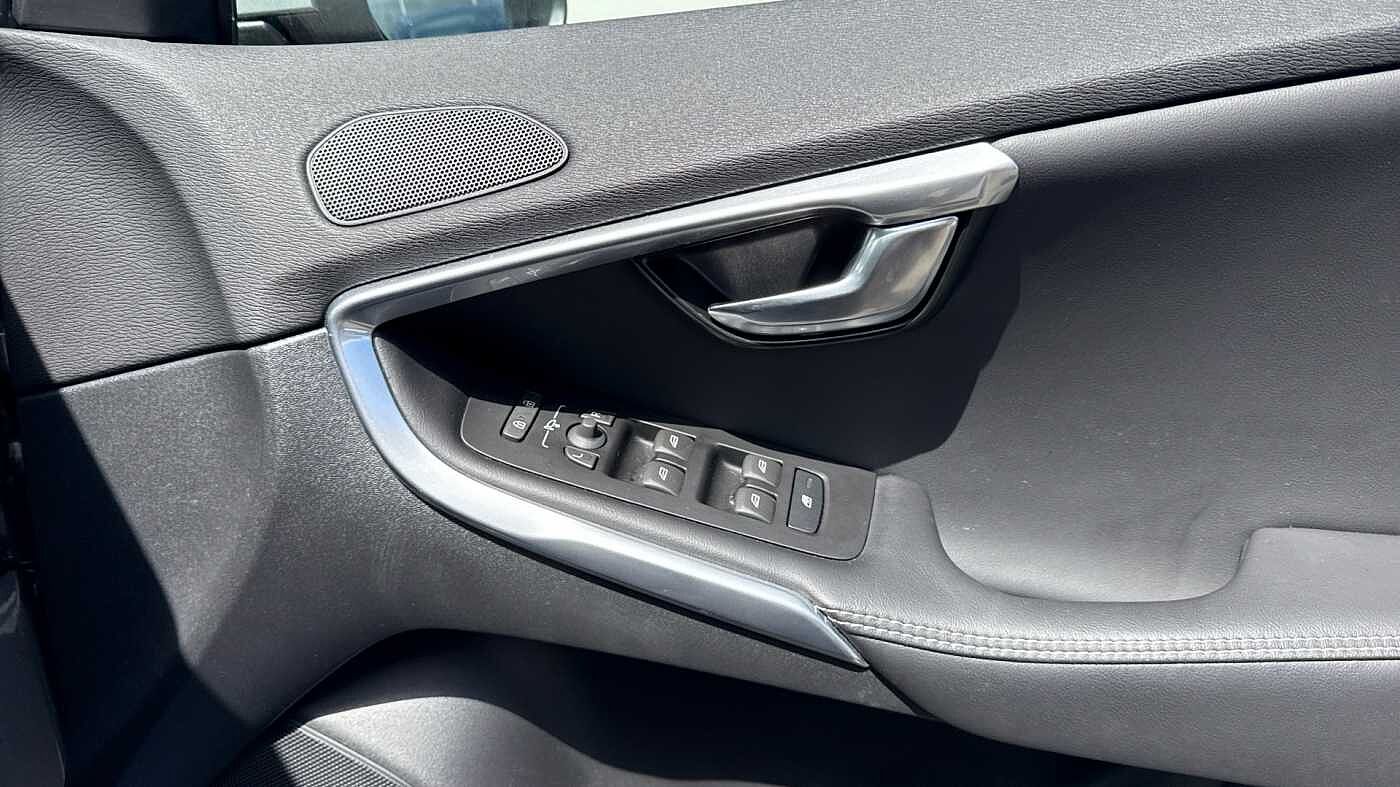 Volvo V40 T3 R-Design Pro Automatic (LOW MILEAGE, REAR CAMERA, FRONT PARK ASSIST)