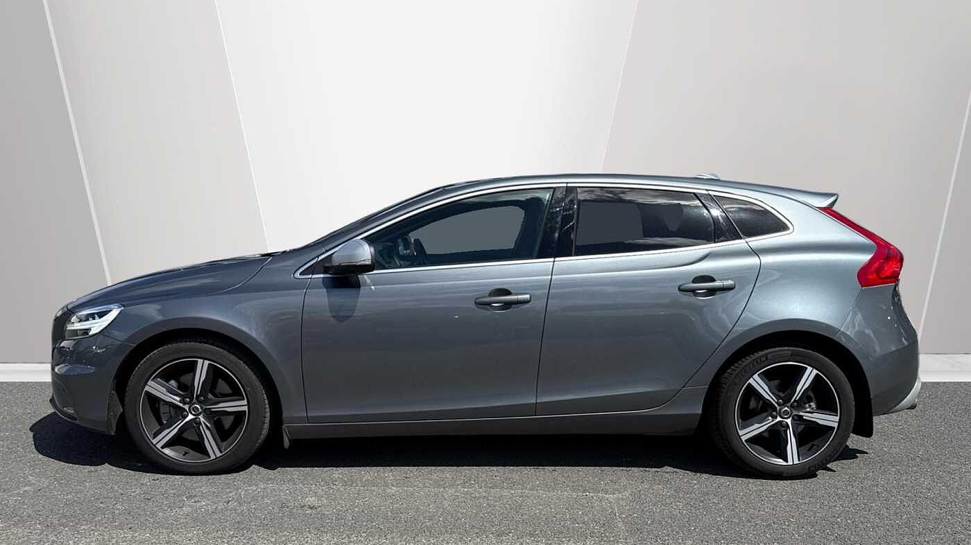 Volvo V40 T3 R-Design Pro Automatic (LOW MILEAGE, REAR CAMERA, FRONT PARK ASSIST)