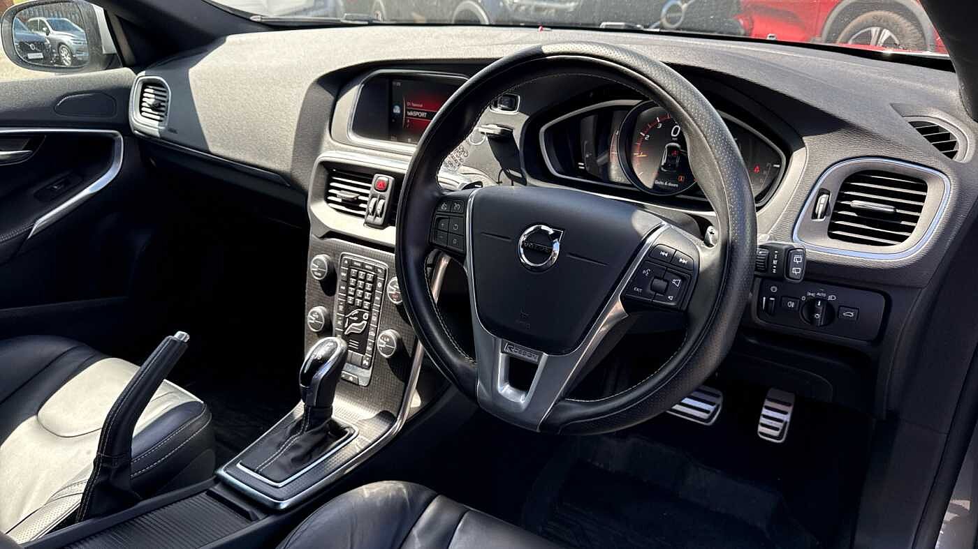 Volvo V40 T3 R-Design Pro Automatic (LOW MILEAGE, REAR CAMERA, FRONT PARK ASSIST)
