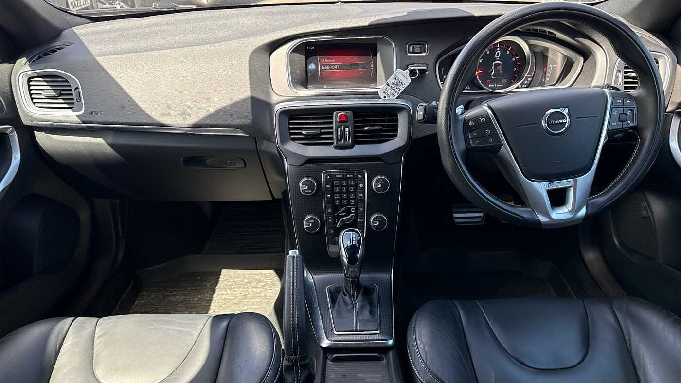Volvo V40 T3 R-Design Pro Automatic (LOW MILEAGE, REAR CAMERA, FRONT PARK ASSIST)