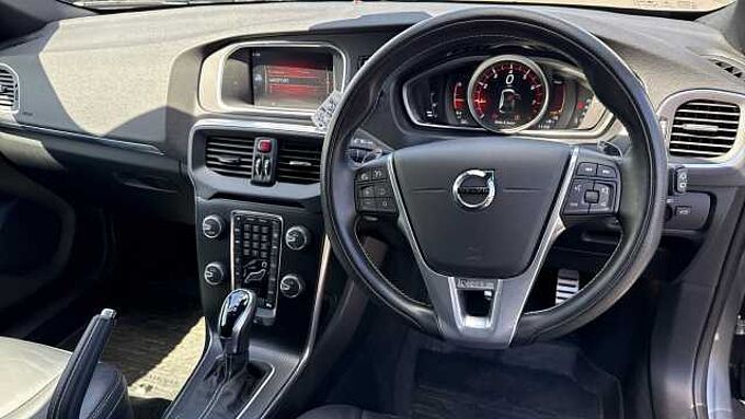 Volvo V40 T3 R-Design Pro Automatic (LOW MILEAGE, REAR CAMERA, FRONT PARK ASSIST)