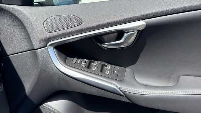 Volvo V40 T3 R-Design Pro Automatic (LOW MILEAGE, REAR CAMERA, FRONT PARK ASSIST)
