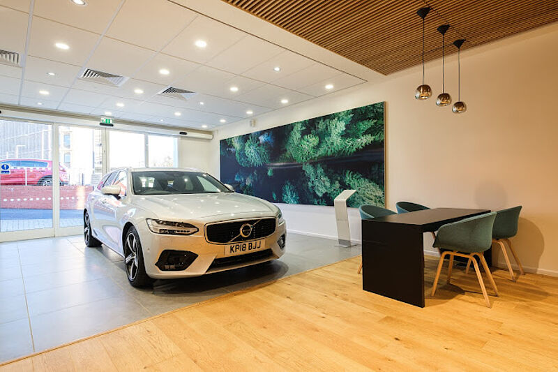 Volvo V40 Cross Country T3 Pro Automatic (PANORAMIC GLASS ROOF, HEATED SEATS)