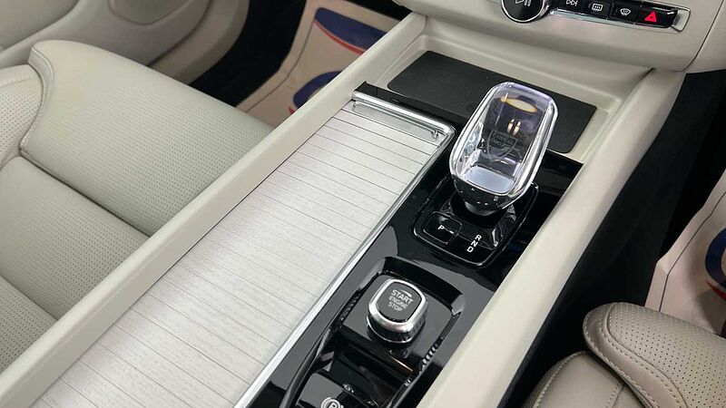 Volvo XC60 Ultra, T8 AWD Plug-in hybrid, Dark (BLOND LEATHER, 22' WHEELS)