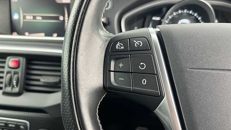 Volvo V40 T2 R-Design Pro Manual (POWER SEAT, FRONT PARK ASSIST)