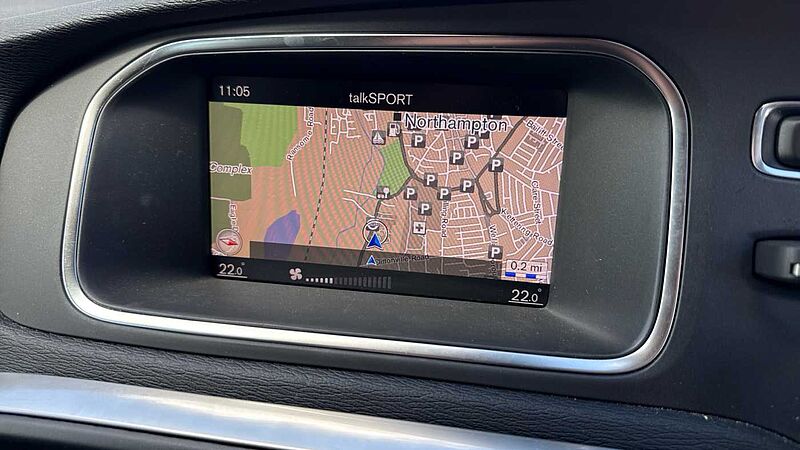 Volvo V40 T3 R-Design Pro Automatic (LOW MILEAGE, REAR CAMERA, FRONT PARK ASSIST)