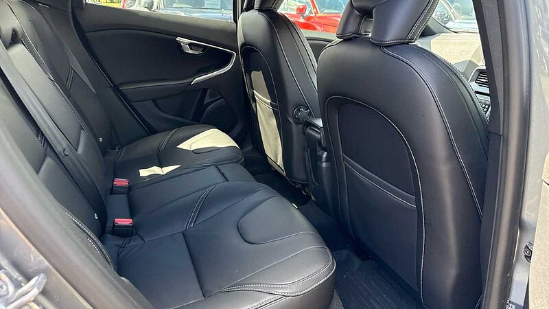 Volvo V40 T3 R-Design Pro Automatic (LOW MILEAGE, REAR CAMERA, FRONT PARK ASSIST)