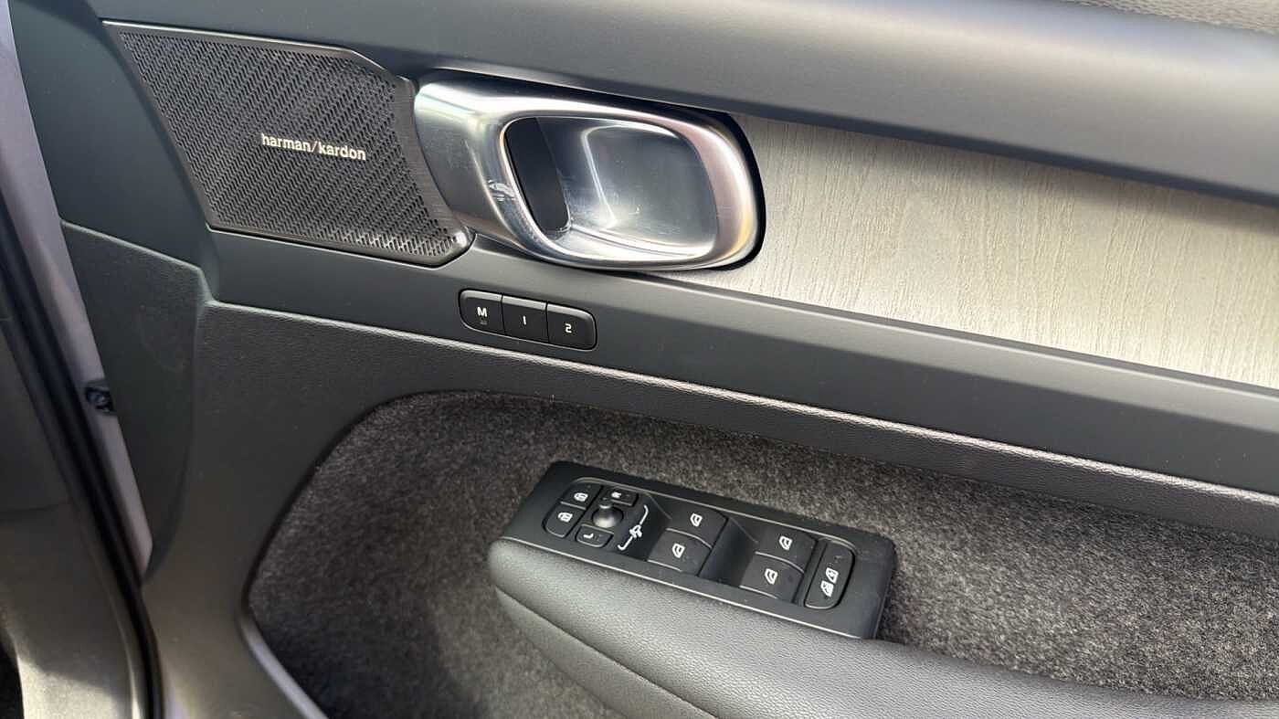 Volvo XC40 Ultra, B4 Mild hybrid, Petrol, Dark