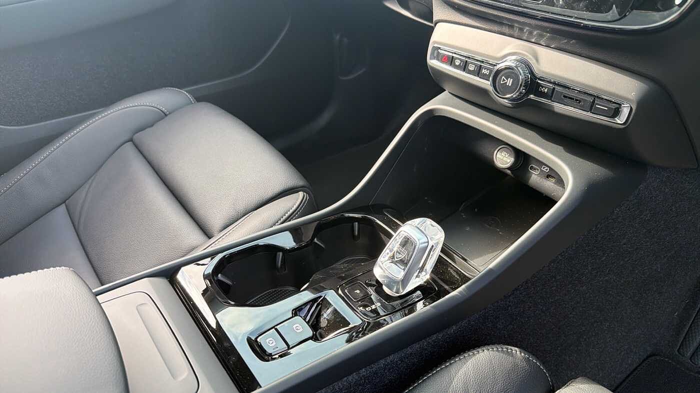 Volvo XC40 Ultra, B4 Mild hybrid, Petrol, Dark
