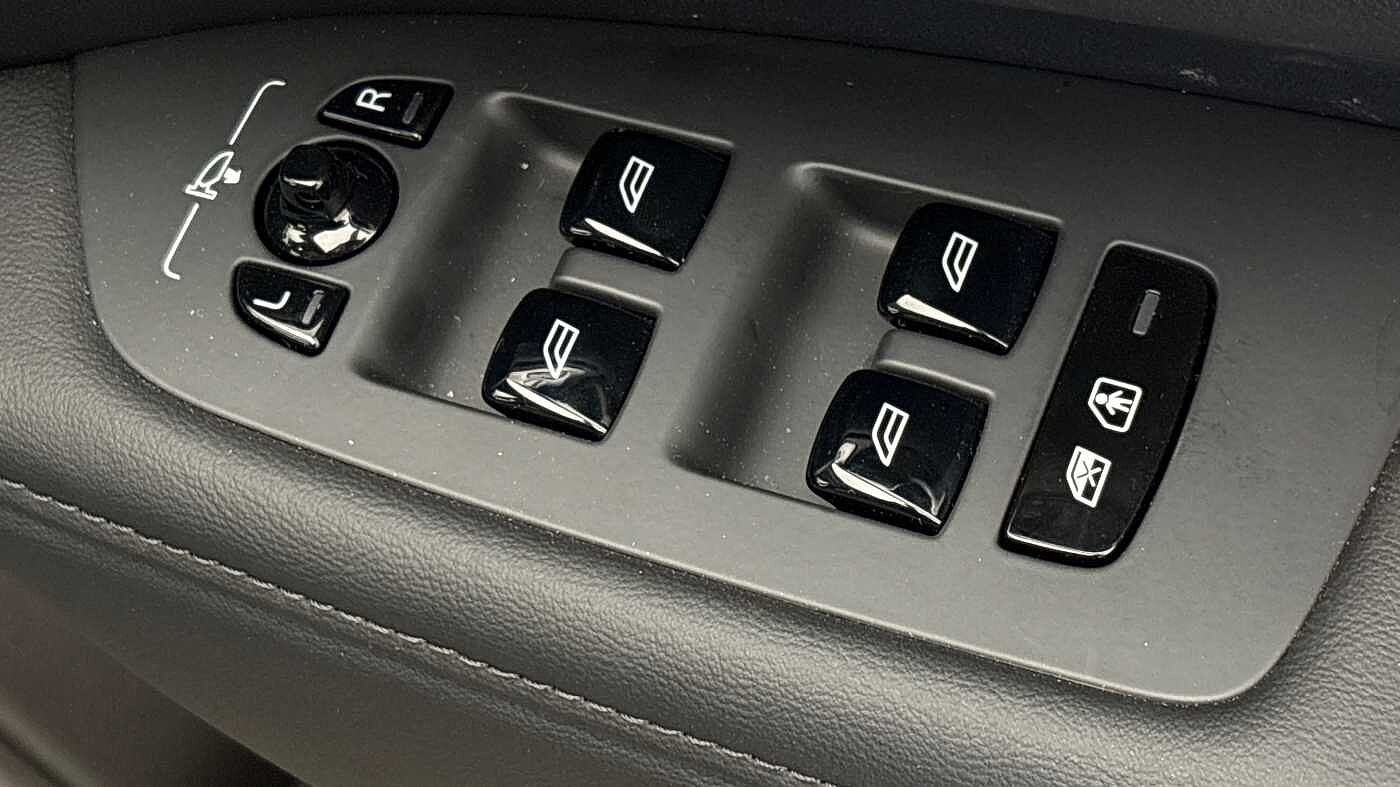 Volvo V90 Ultra, T8 AWD Plug-in hybrid, Electric/Petrol, Dark