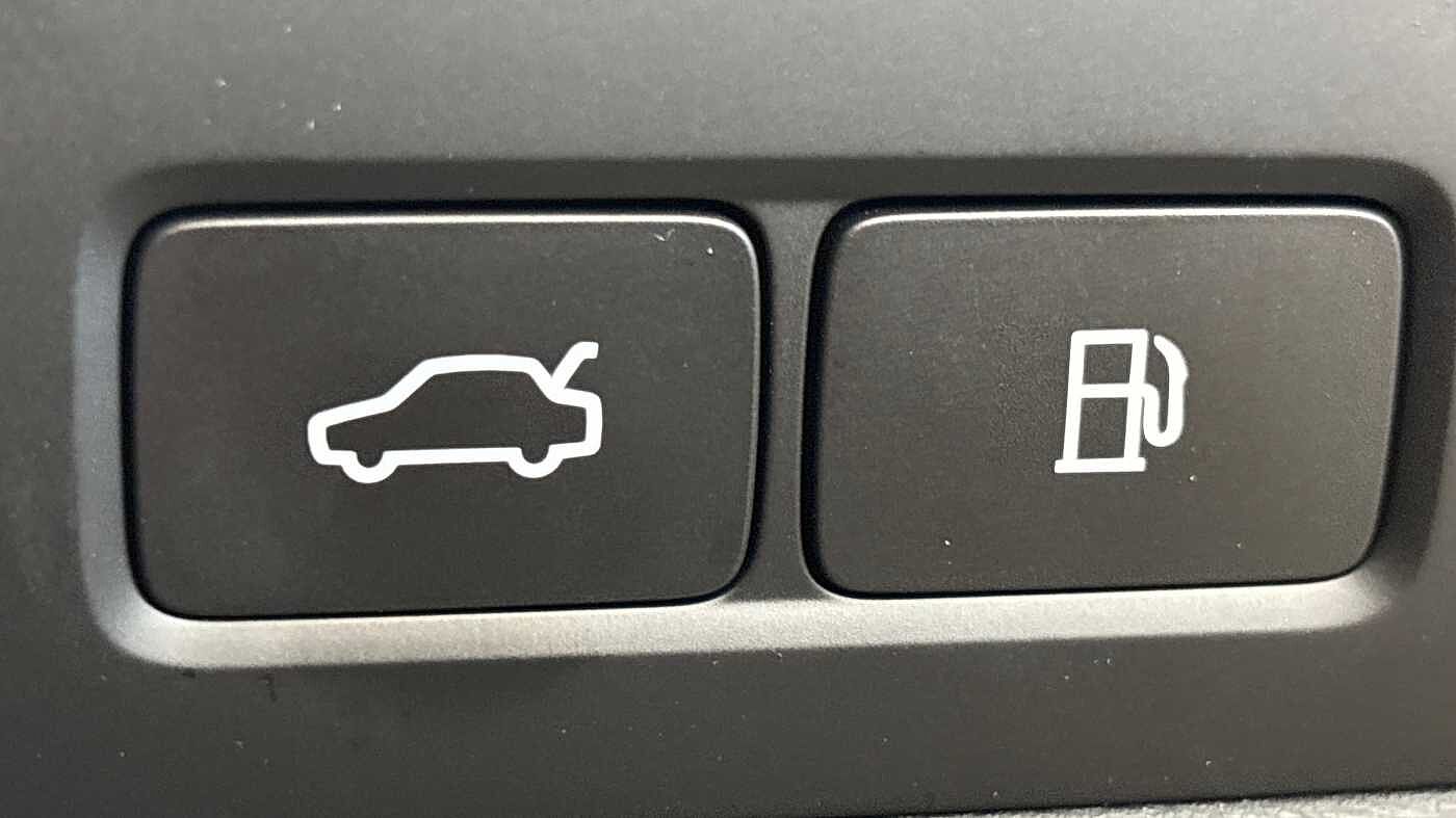 Volvo V90 Ultra, T8 AWD Plug-in hybrid, Electric/Petrol, Dark