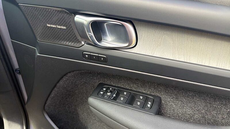 Volvo XC40 Ultra, B4 Mild hybrid, Petrol, Dark