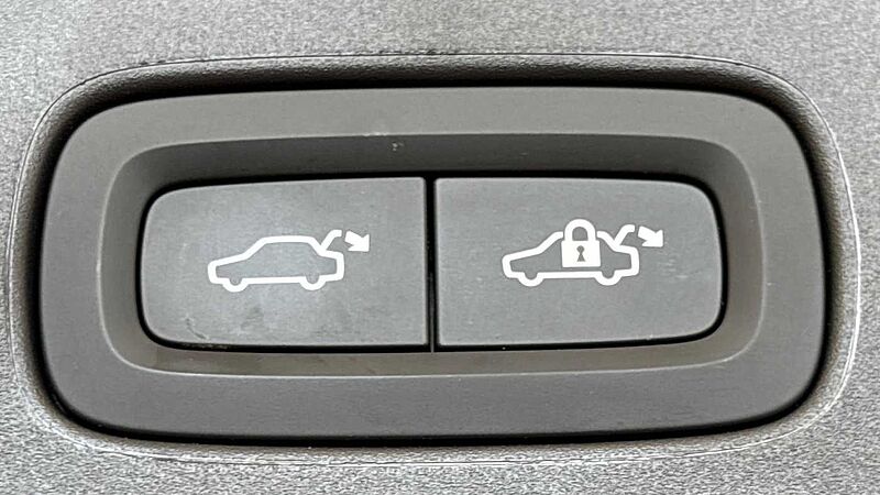 Volvo V90 Ultra, T8 AWD Plug-in hybrid, Electric/Petrol, Dark