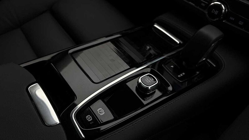 Volvo V90 Ultra, T8 AWD Plug-in hybrid, Electric/Petrol, Dark
