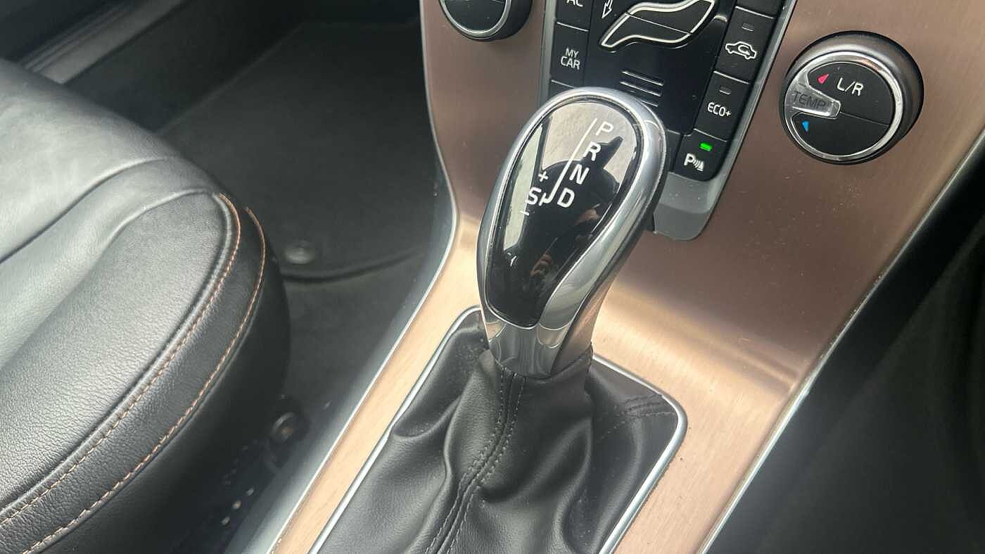 Volvo V40 Cross Country T3 Cross Country Pro (Full Leather, Rear Camera, DAB Radio)