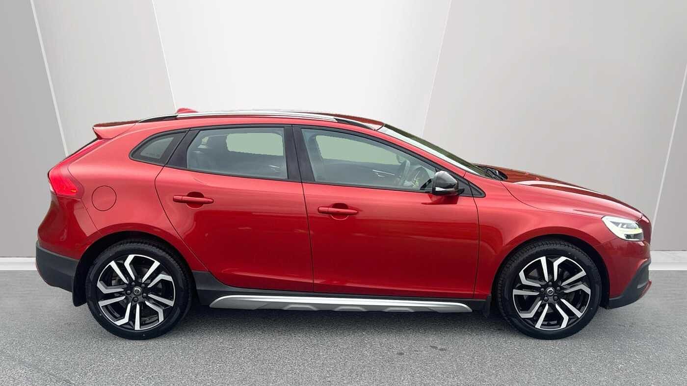 Volvo V40 Cross Country T3 Cross Country Pro (Full Leather, Rear Camera, DAB Radio)