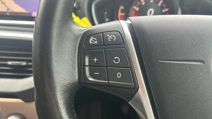 Volvo V40 Cross Country T3 Cross Country Pro (Full Leather, Rear Camera, DAB Radio)