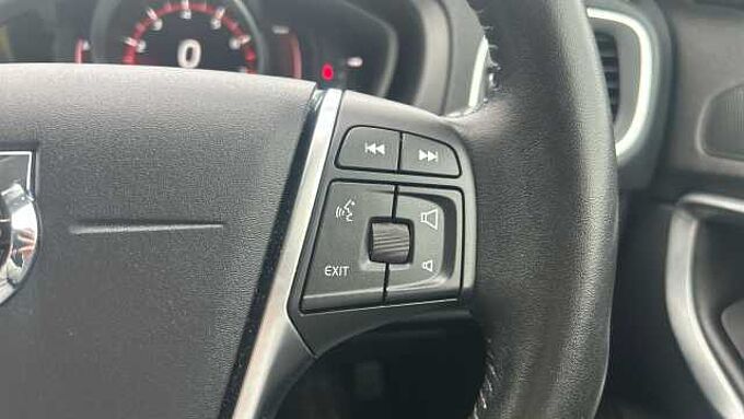Volvo V40 Cross Country T3 Cross Country Pro (Full Leather, Rear Camera, DAB Radio)